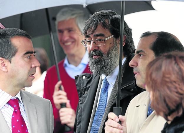 El juez Ricardo González (en el centro), ayer, con varios compañeros en Pamplona. :: Eduardo Buxens / Efe