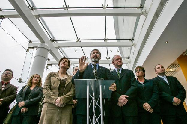 Gerry Adams comunica el 26 de septiembre del 2005 que la Comisión de Desarme ha vertificado la entrega de armas del IRA. :: L. Pitarakis / AP