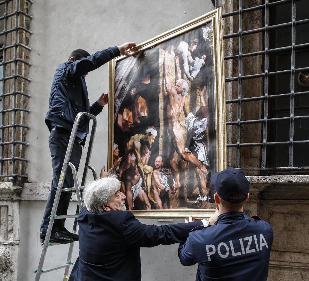 Renzi carga con Berlusconi en una obra del artista Sirante que la policía retiró cerca de la sede del PD. 