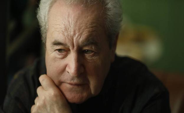 John Banville atiende durante una entrevista. 