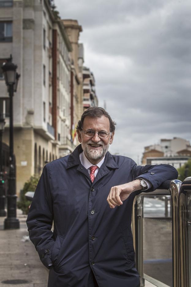 El presidente del Gobierno, Mariano Rajoy, posa en Muro de la Mata, el jueves pasado, tras asistir a la inauguración oficial del Polígono de Experiencias de las Fuerzas Especiales. :: justo Rodríguez