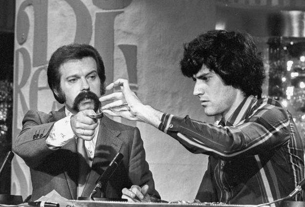 José María Íñigo (arriba) y en la foto de abajo, con el mentalista  Uri Geller en el programa 'Directísimo', el 6 de septiembre de 1975.