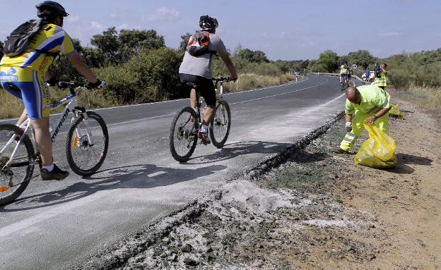 Varios ciclistas transitan por una zona en la que ha habido un accidente previo. :: L.R.m.