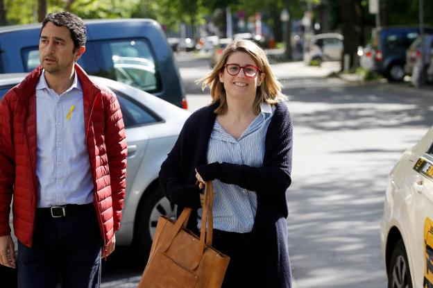 Elsa Artadi, con Josep Rius, llega a la reunión que Junts per Catalunya celebró el sábado en Berlín. ::  Odd ANDERSEn / afp