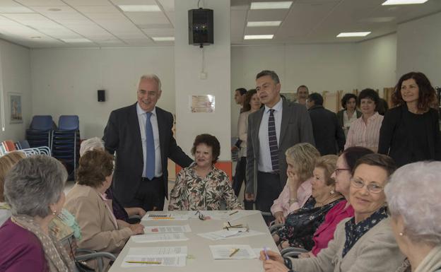 Visita del presidente y del consejero al Centro Sur de personas mayores en Logroño.