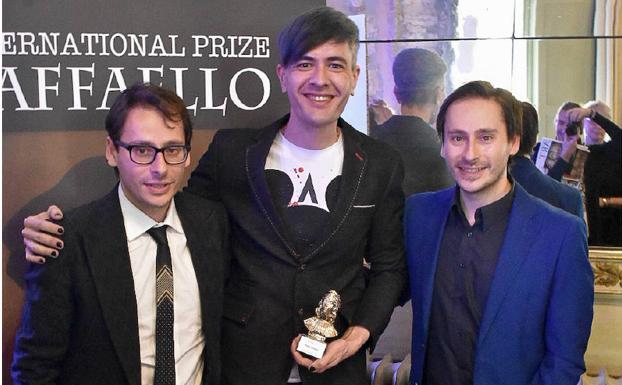 Pako Campo recibe el premio Rafaello en Bolonia. 