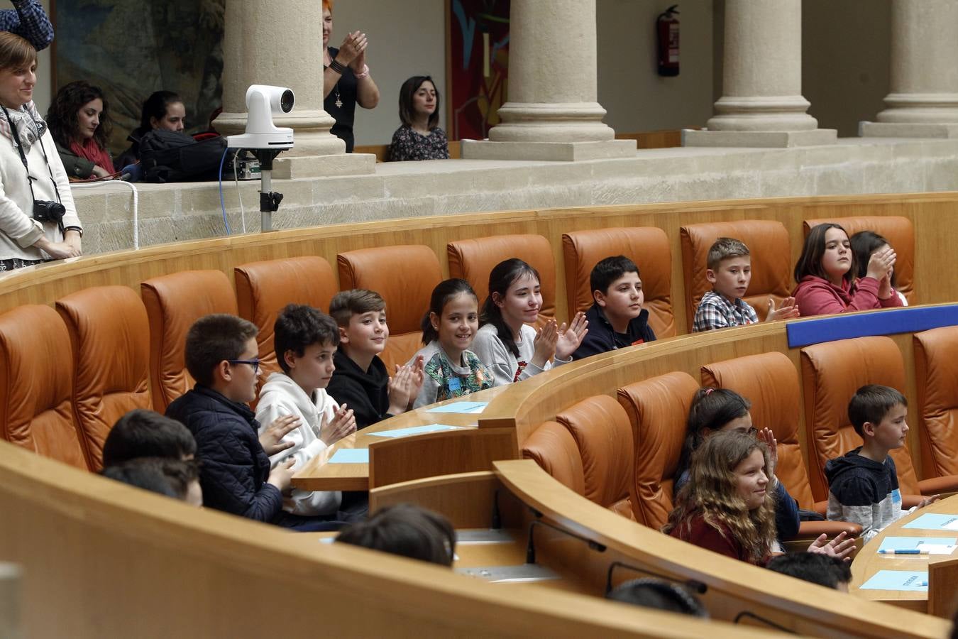 La presidenta del Parlamento de La Rioja, Ana Lourdes González, ha apelado hoy a la necesidad de trabajar en valores como la tolerancia, la compresión, el respeto y la convivencia para fomentar y aumentar la confianza. González ha presidido el Pleno infantil «Diputados por un día», organizada por Aldeas Infantiles y en la que han participado 44 alumnos de Haro y Moncalvillo, cita la agencia Efe en un comunicado.