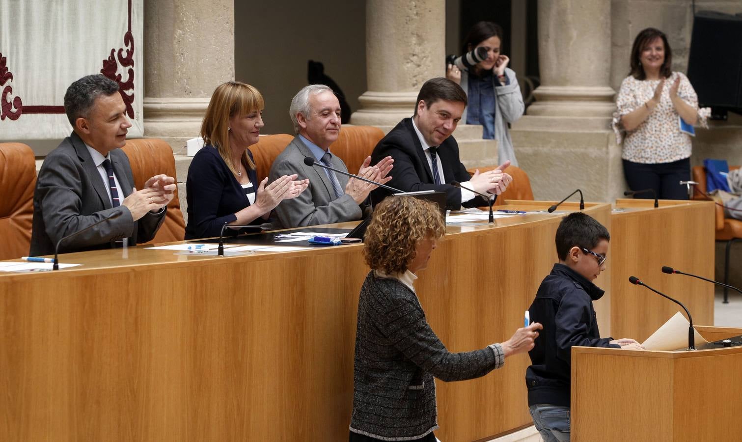 La presidenta del Parlamento de La Rioja, Ana Lourdes González, ha apelado hoy a la necesidad de trabajar en valores como la tolerancia, la compresión, el respeto y la convivencia para fomentar y aumentar la confianza. González ha presidido el Pleno infantil «Diputados por un día», organizada por Aldeas Infantiles y en la que han participado 44 alumnos de Haro y Moncalvillo, cita la agencia Efe en un comunicado.