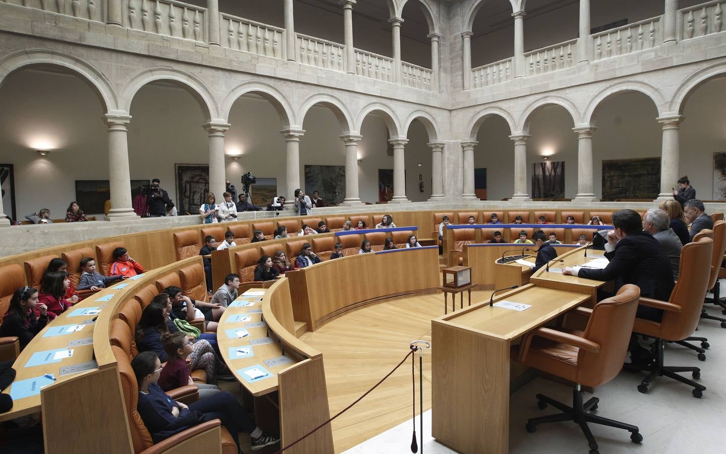 La presidenta del Parlamento de La Rioja, Ana Lourdes González, ha apelado hoy a la necesidad de trabajar en valores como la tolerancia, la compresión, el respeto y la convivencia para fomentar y aumentar la confianza. González ha presidido el Pleno infantil «Diputados por un día», organizada por Aldeas Infantiles y en la que han participado 44 alumnos de Haro y Moncalvillo, cita la agencia Efe en un comunicado.