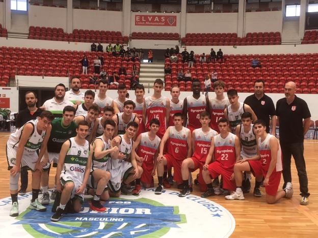 Los jugadores del ABQ, de rojo, con sus rivales de Albacete . :: l.r.
