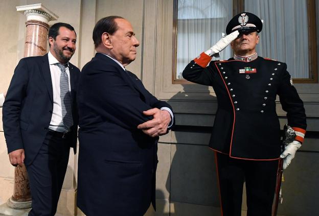 Un carabinieri saluda a Matteo Salvini y Silvio Berlusconi a la salida del Quirinal tras la reunión con Mattarella. :: ettore ferrari / efe