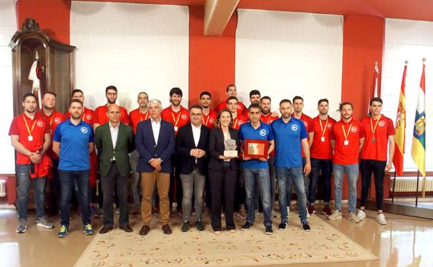 La alcaldesa recibió al equipo Ciudad de Logroño en el Ayuntamiento.