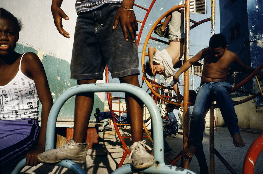 Alex Webb, Niños jugando en un patio de recreo. La Habana, Cuba, 2000