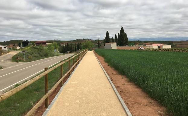 Camino paralelo a la carretera que se ha adecentado en Cordovín. 