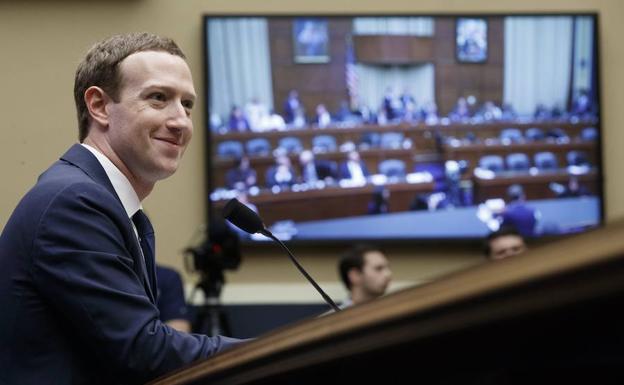 Facebook reorganiza su directiva, pero Zuckerberg sigue al mando