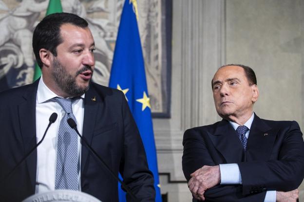 El líder de la coalición de derechas, Matteo Salvini, junto a Silvio Berlsuconi. :: Angelo Carconi / efe
