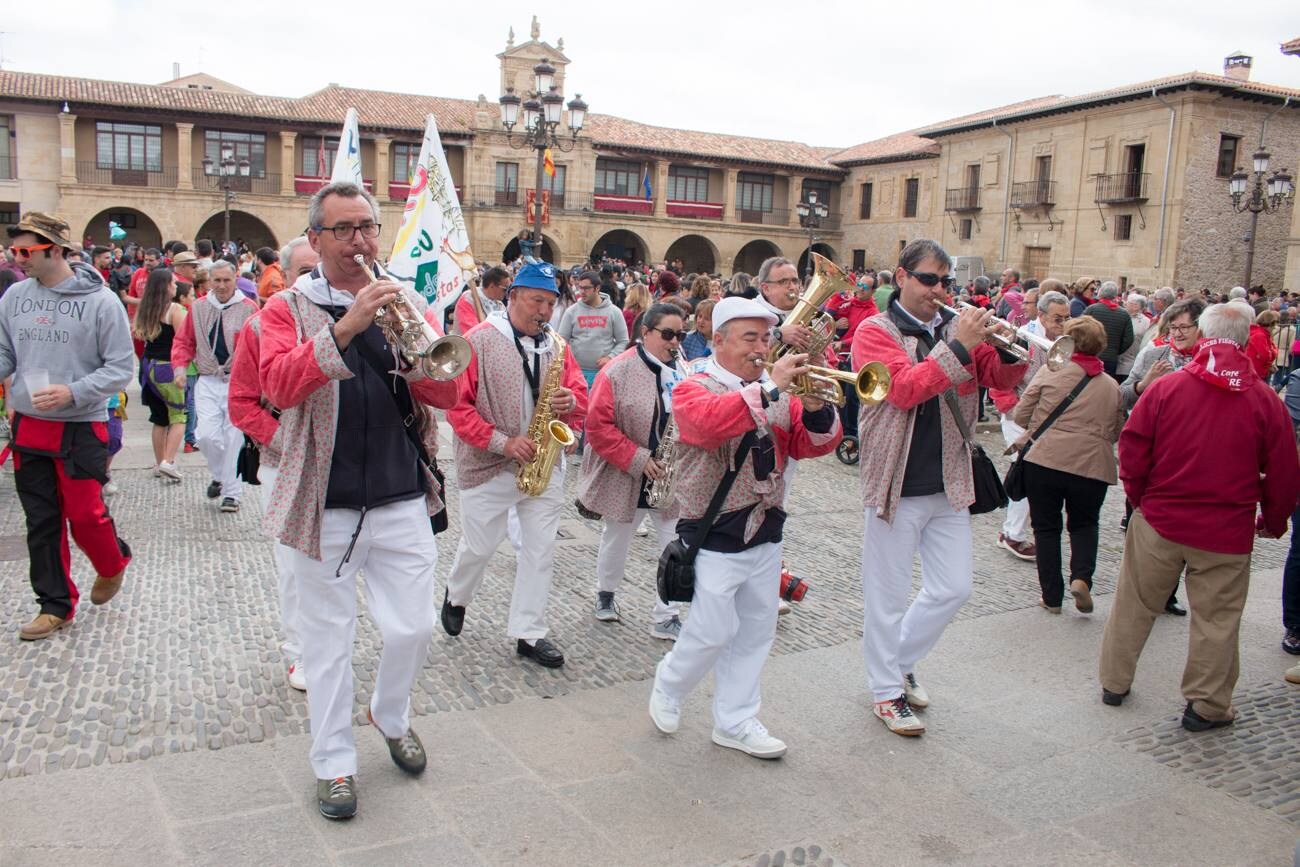 Primer día de las fiestas patronales del Santo en Santo Domingo de la Calzada, con el cohete, la procesión de Los Ramos y las prioras.