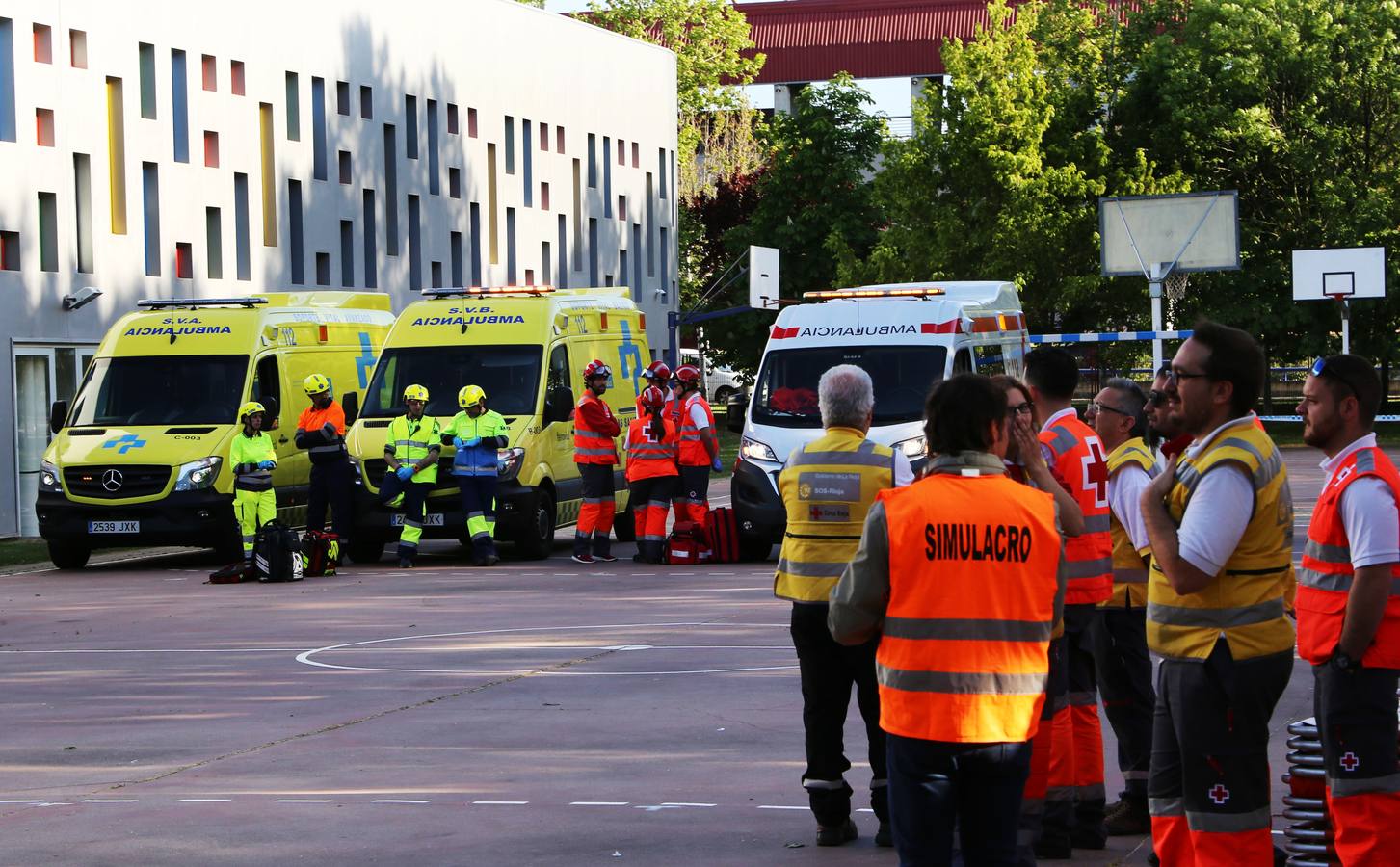 El IES Cosme García fue el escenario, en la tarde de ayer, de un simulacro de ataque terrorista en el que se activó un espectacular despliegue de medios de emergencia. El centro educativo testó así el primer protocolo frente a intrusiones armadas en centros educativos que ha sido elaborado por los docentes y alumnos del IES Cosme García.