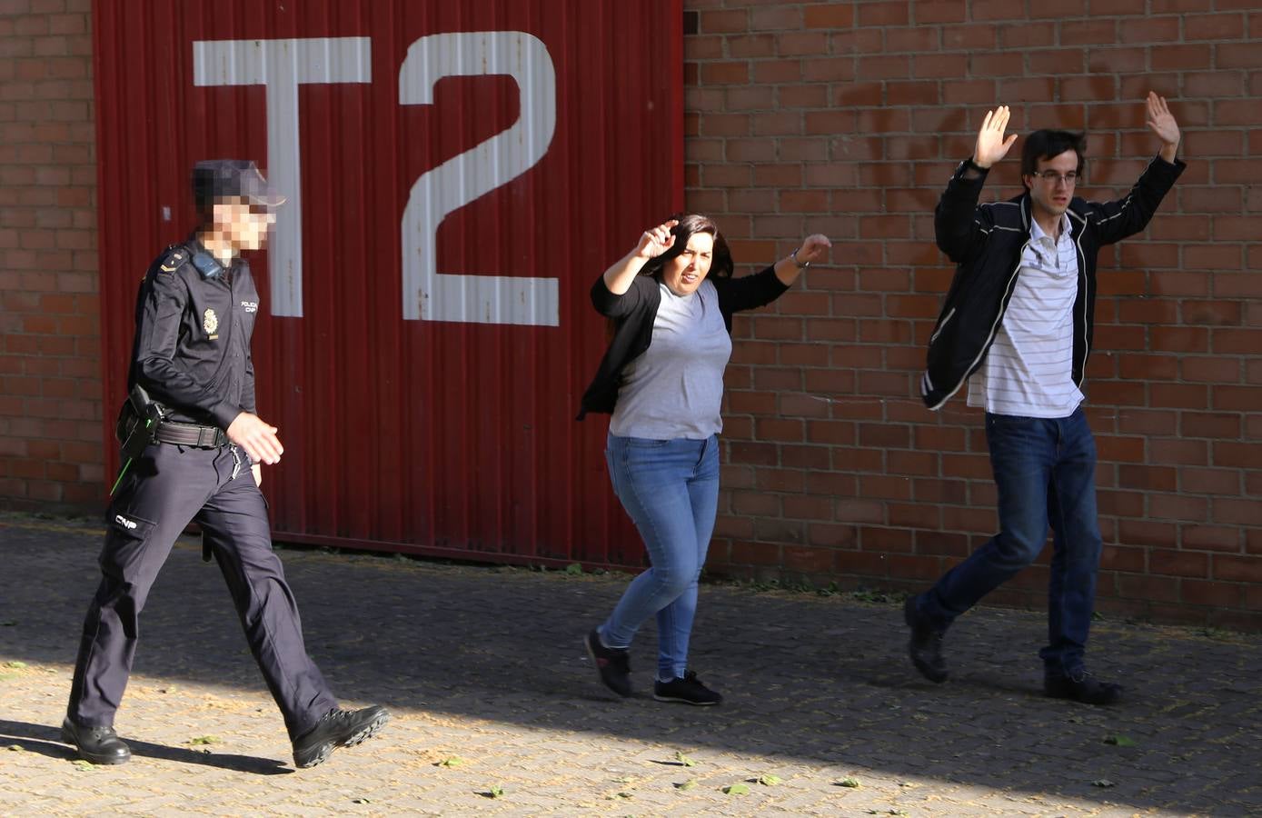 El IES Cosme García fue el escenario, en la tarde de ayer, de un simulacro de ataque terrorista en el que se activó un espectacular despliegue de medios de emergencia. El centro educativo testó así el primer protocolo frente a intrusiones armadas en centros educativos que ha sido elaborado por los docentes y alumnos del IES Cosme García.