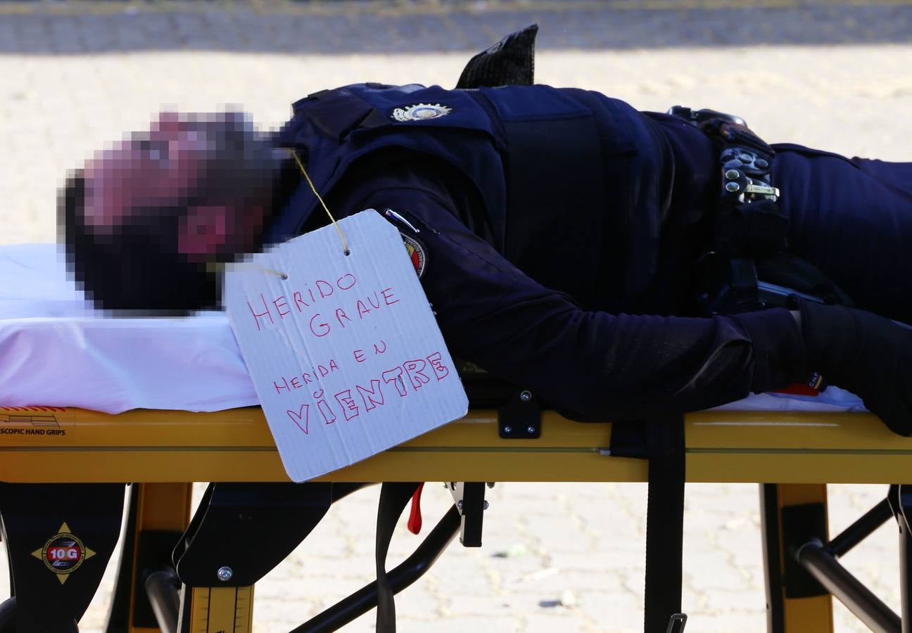 El IES Cosme García fue el escenario, en la tarde de ayer, de un simulacro de ataque terrorista en el que se activó un espectacular despliegue de medios de emergencia. El centro educativo testó así el primer protocolo frente a intrusiones armadas en centros educativos que ha sido elaborado por los docentes y alumnos del IES Cosme García.