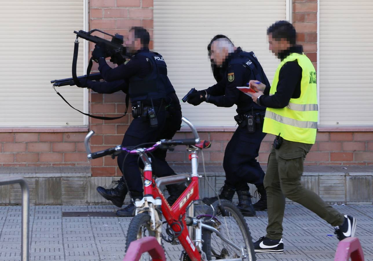 El IES Cosme García fue el escenario, en la tarde de ayer, de un simulacro de ataque terrorista en el que se activó un espectacular despliegue de medios de emergencia. El centro educativo testó así el primer protocolo frente a intrusiones armadas en centros educativos que ha sido elaborado por los docentes y alumnos del IES Cosme García.