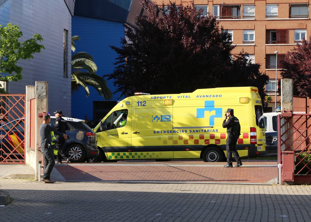 El IES Cosme García fue el escenario, en la tarde de ayer, de un simulacro de ataque terrorista en el que se activó un espectacular despliegue de medios de emergencia. El centro educativo testó así el primer protocolo frente a intrusiones armadas en centros educativos que ha sido elaborado por los docentes y alumnos del IES Cosme García.