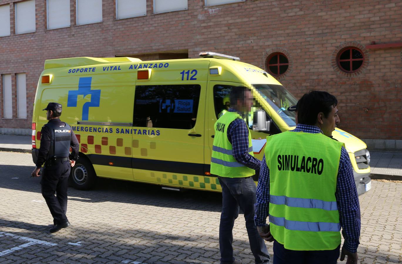 El IES Cosme García fue el escenario, en la tarde de ayer, de un simulacro de ataque terrorista en el que se activó un espectacular despliegue de medios de emergencia. El centro educativo testó así el primer protocolo frente a intrusiones armadas en centros educativos que ha sido elaborado por los docentes y alumnos del IES Cosme García.