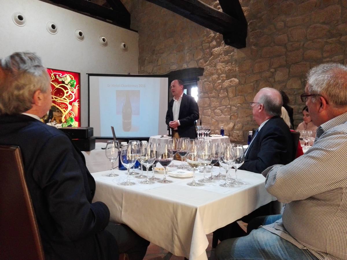 Fotos: Bodegas Ollauri recorre los vinos de Rioja y del mundo