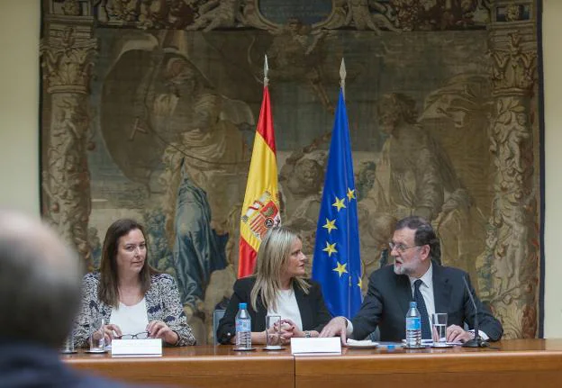 Rajoy, ayer, junto a Mari Mar Blanco, en la reunión con las asociaciones de víctimas. :: Virginia Carrasco