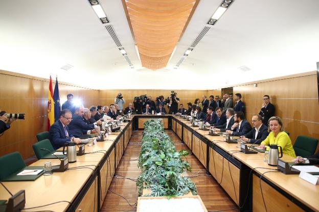 El ministro Zoido preside ayer la reunión del pacto antiterrorista con el resto de representantes de los grupos parlamentarios :: e. p.