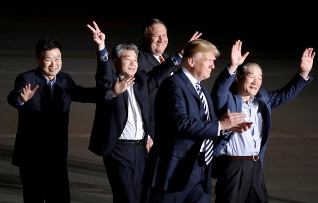 Trump celebra la llegada a EE UU de los tres rehenes liberados por Corea del Norte. :: reuters