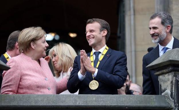 Macron, acompañado de Angela Merkel y el rey Felipe VI, ayer en Aquisgrán. :: Ronald Wittek / efe