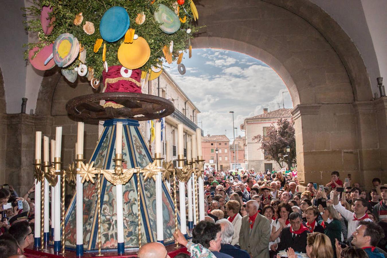 Segunda jornada de las fiestas del Santo con imágenes de la procesión de las doncellas, La Rueda y reparto de pan con cebolleta.