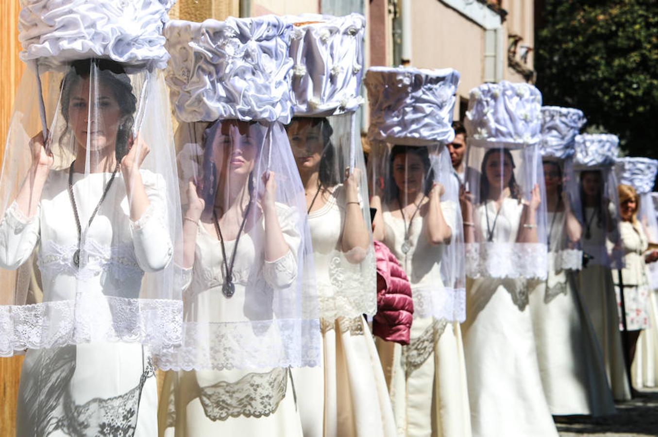 Segunda jornada de las fiestas del Santo con imágenes de la procesión de las doncellas, La Rueda y reparto de pan con cebolleta.