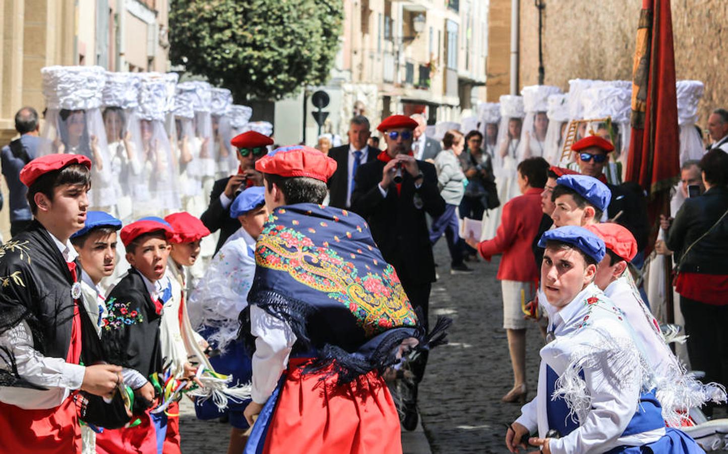 Segunda jornada de las fiestas del Santo con imágenes de la procesión de las doncellas, La Rueda y reparto de pan con cebolleta.