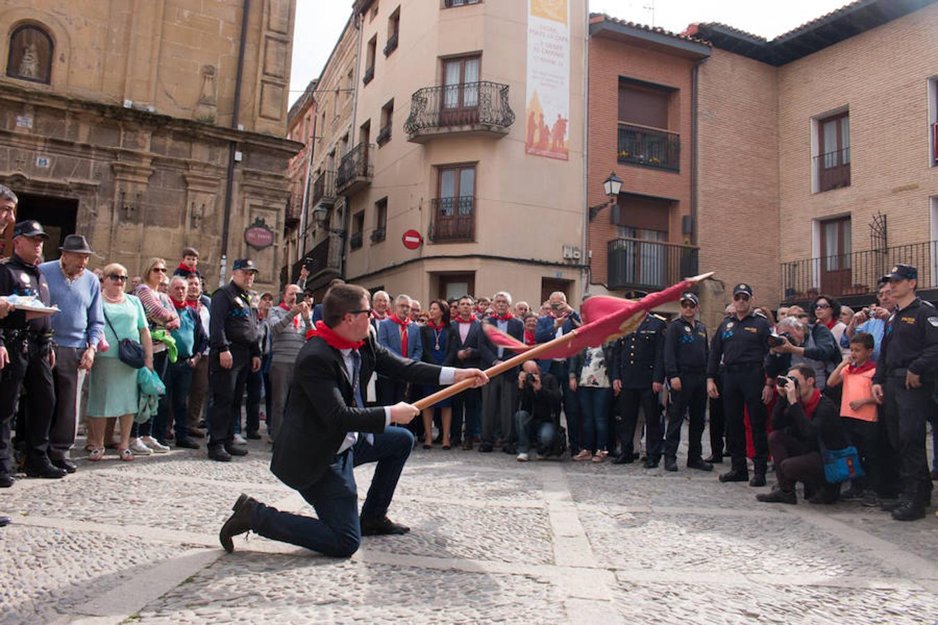 Segunda jornada de las fiestas del Santo con imágenes de la procesión de las doncellas, La Rueda y reparto de pan con cebolleta.