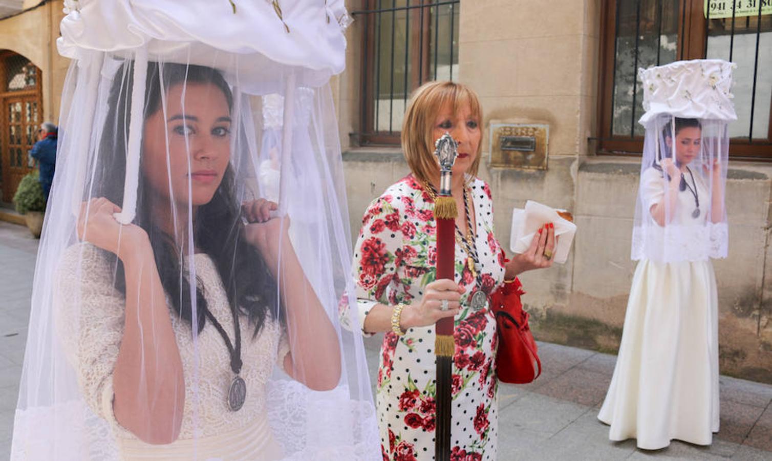 Segunda jornada de las fiestas del Santo con imágenes de la procesión de las doncellas, La Rueda y reparto de pan con cebolleta.