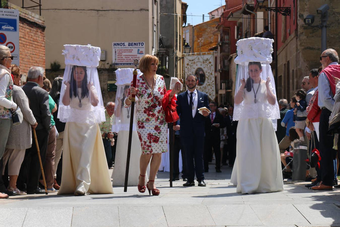 Segunda jornada de las fiestas del Santo con imágenes de la procesión de las doncellas, La Rueda y reparto de pan con cebolleta.