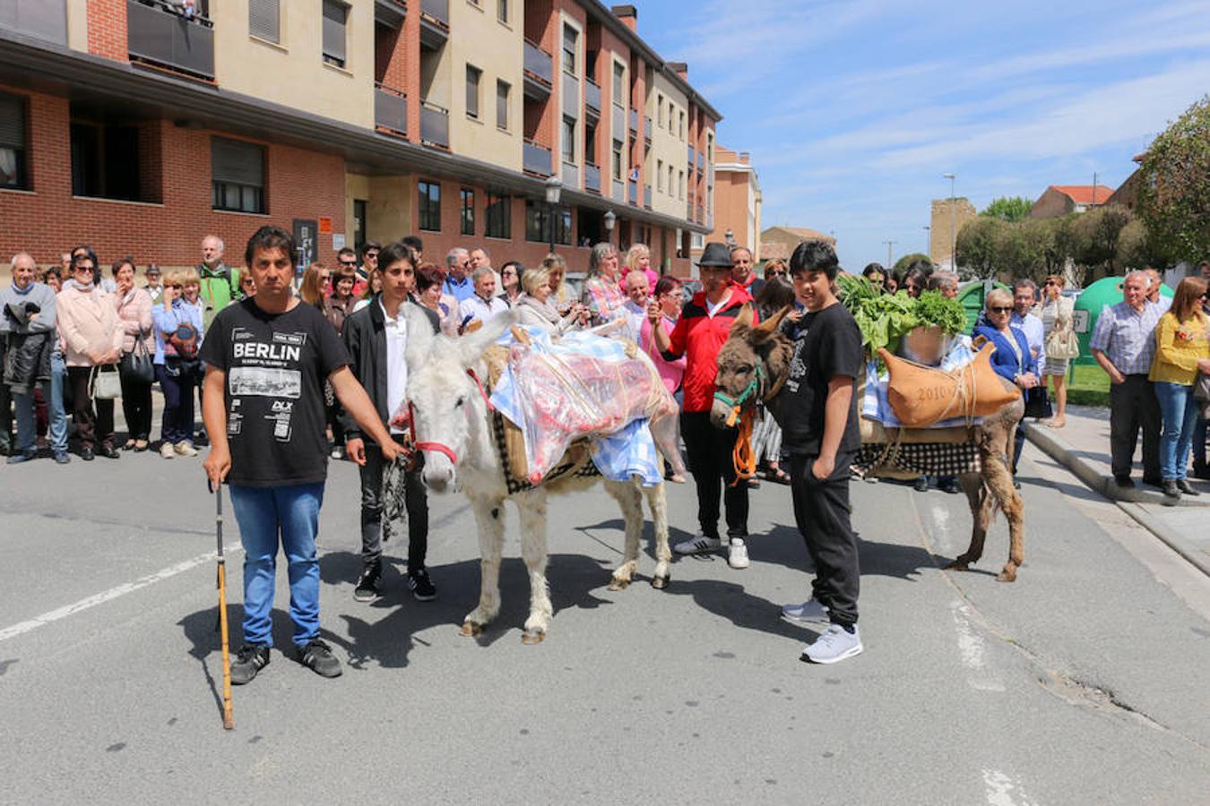 Segunda jornada de las fiestas del Santo con imágenes de la procesión de las doncellas, La Rueda y reparto de pan con cebolleta.