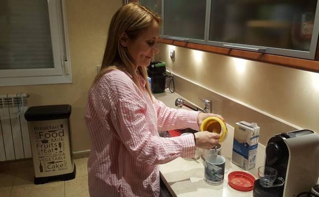 Velilla preparando leche con cacao para sus hijos. 