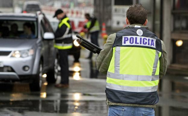 Agentes de la Policía Nacional, durante un control en Biriatou. 