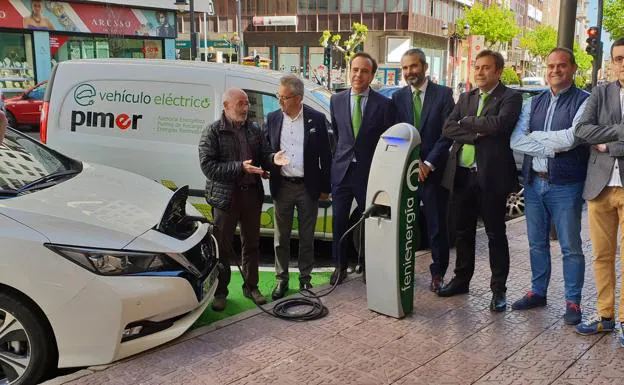 El punto de recarga de coches eléctricos de Avenida de La Rioja ya funciona