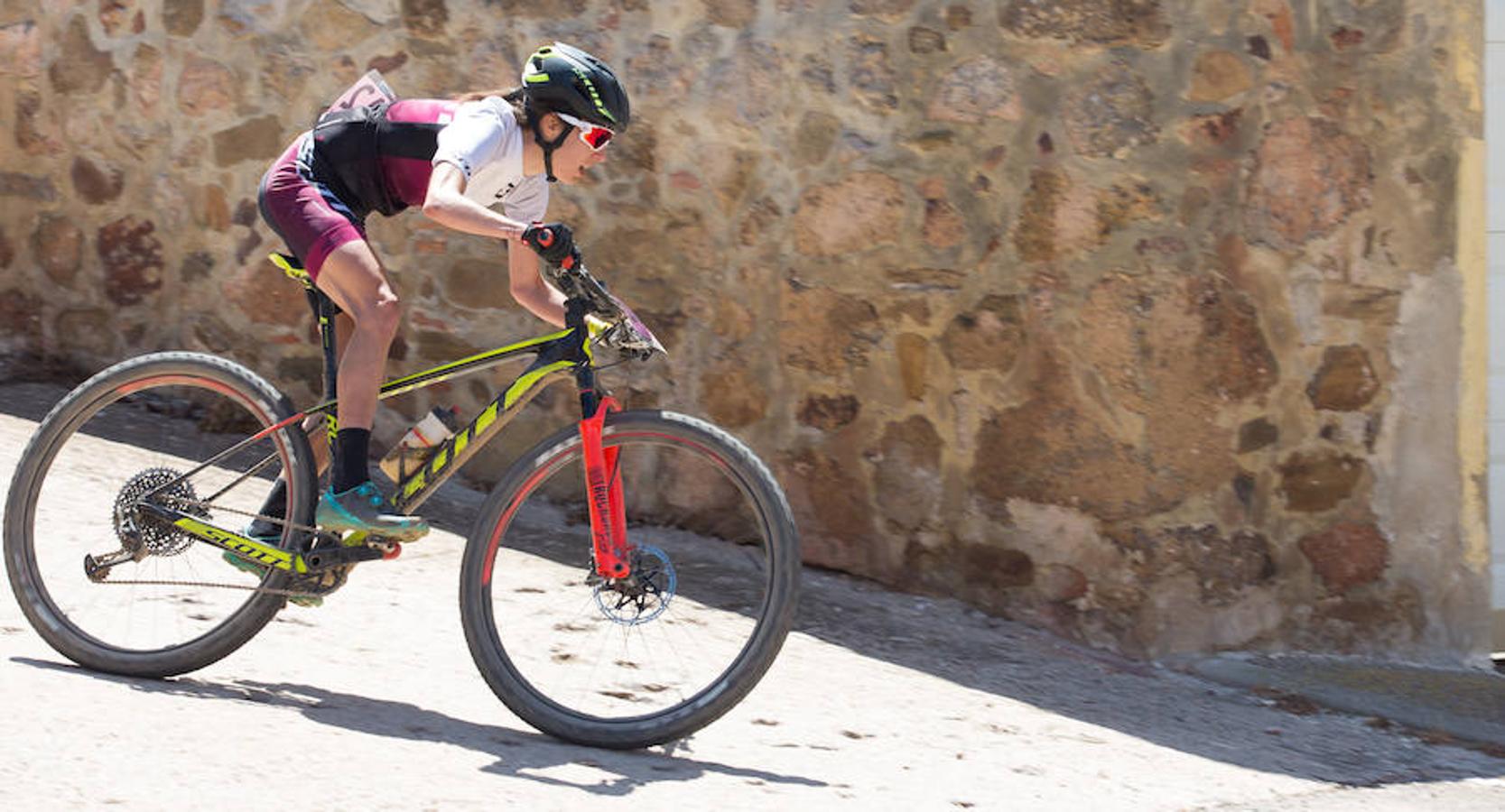 El corredor holandés Mathieu Van der Poel, uno de los ciclistas más polivalentes del pelotón internacional, ha sido hoy el vencedor de la primera etapa de La Rioja Bike Race. La carrera femenina no ha tenido más historia que el dominio de la favorita, Claudia Galicia.