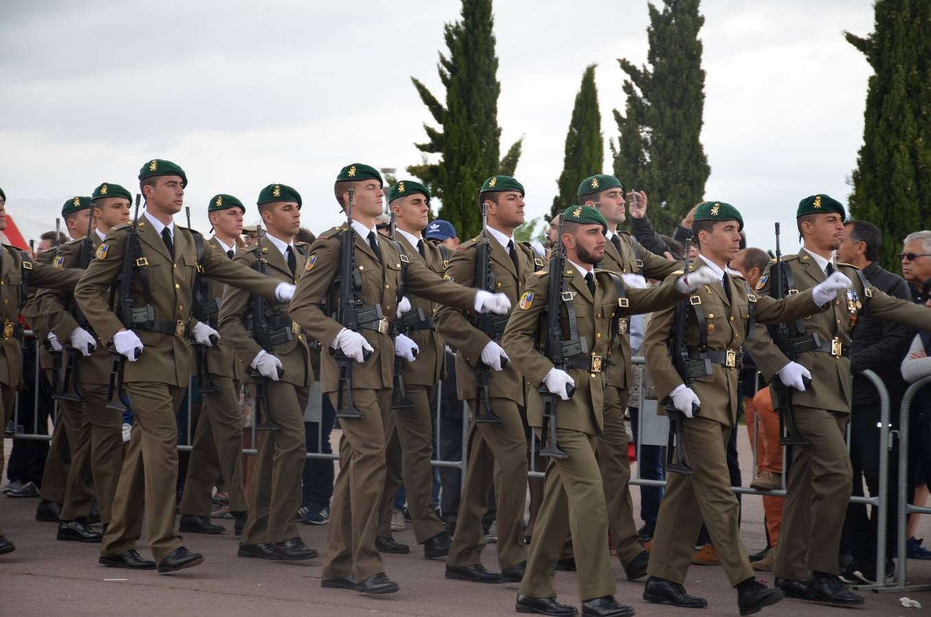 Más de 400 riojanos juraron bandera en Calahorra en una ceremonia marcada por la lluvia