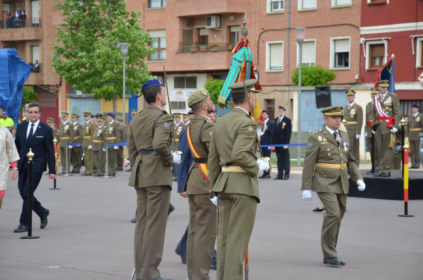 Más de 400 riojanos juraron bandera en Calahorra en una ceremonia marcada por la lluvia