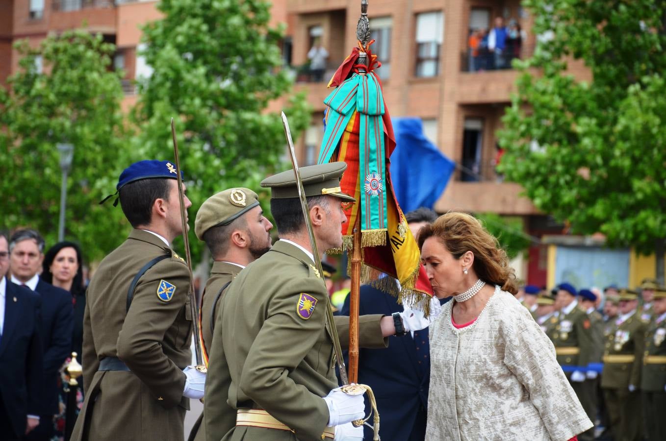 Más de 400 riojanos juraron bandera en Calahorra en una ceremonia marcada por la lluvia