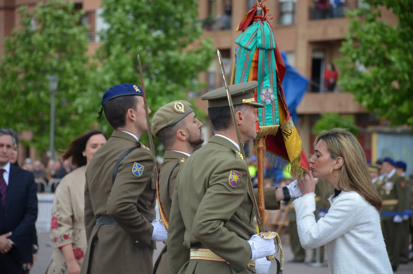 Más de 400 riojanos juraron bandera en Calahorra en una ceremonia marcada por la lluvia