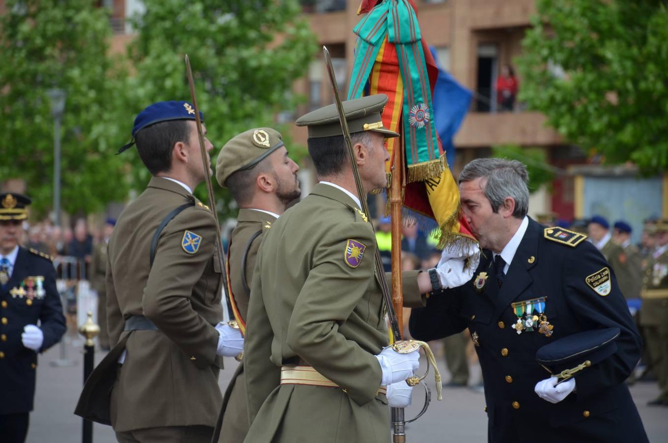 Más de 400 riojanos juraron bandera en Calahorra en una ceremonia marcada por la lluvia