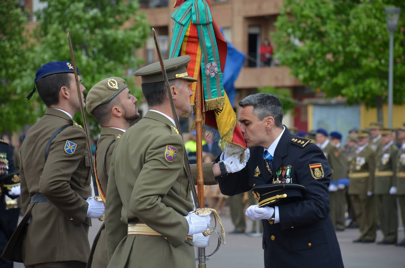 Más de 400 riojanos juraron bandera en Calahorra en una ceremonia marcada por la lluvia