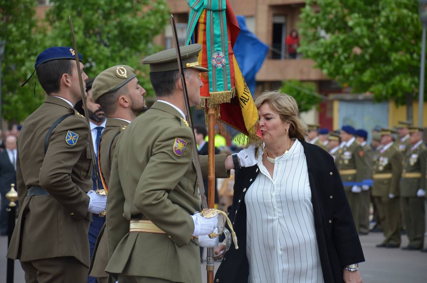 Más de 400 riojanos juraron bandera en Calahorra en una ceremonia marcada por la lluvia